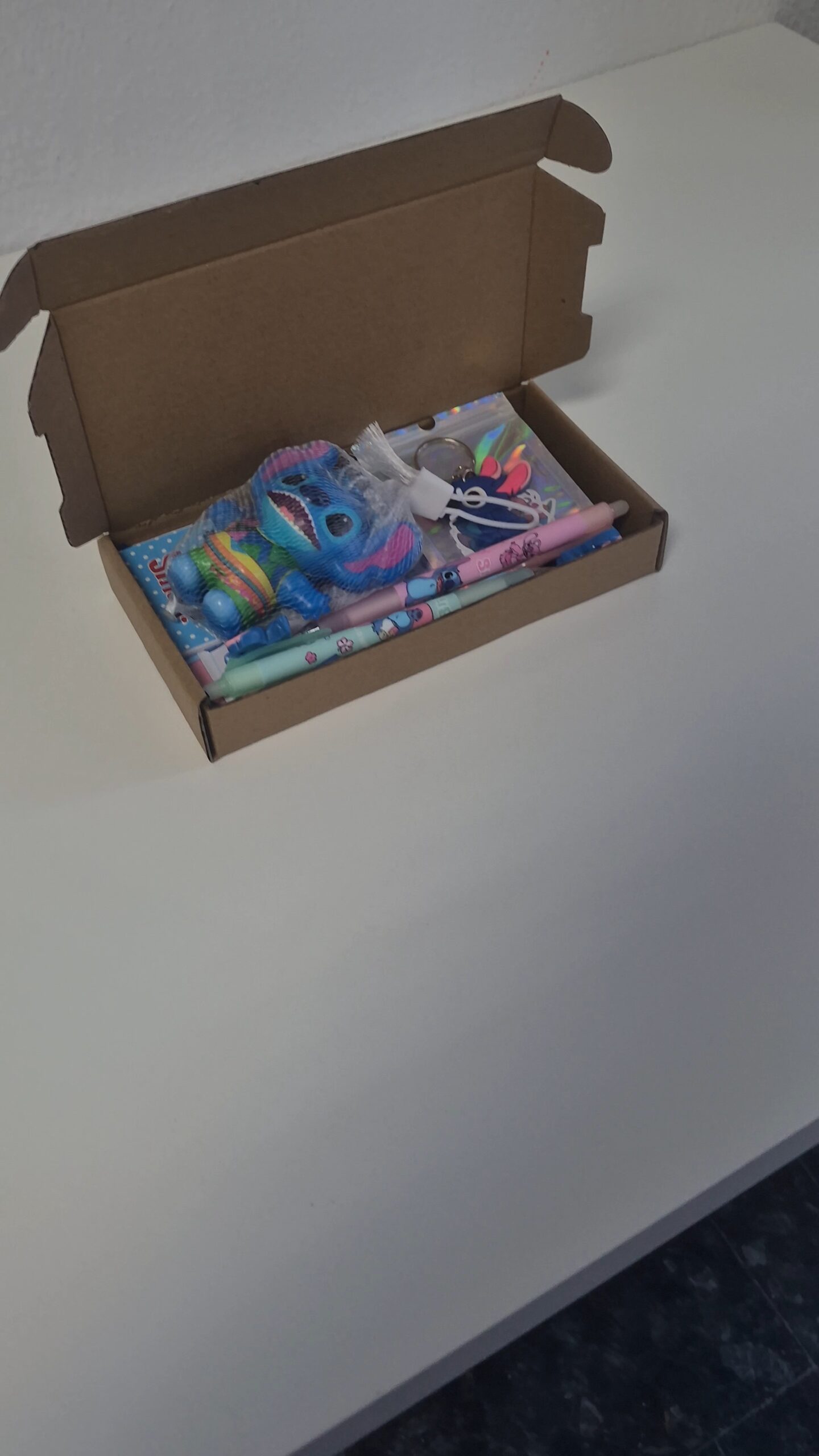 Cajas OpoBox y OpoMagic con productos de papelería