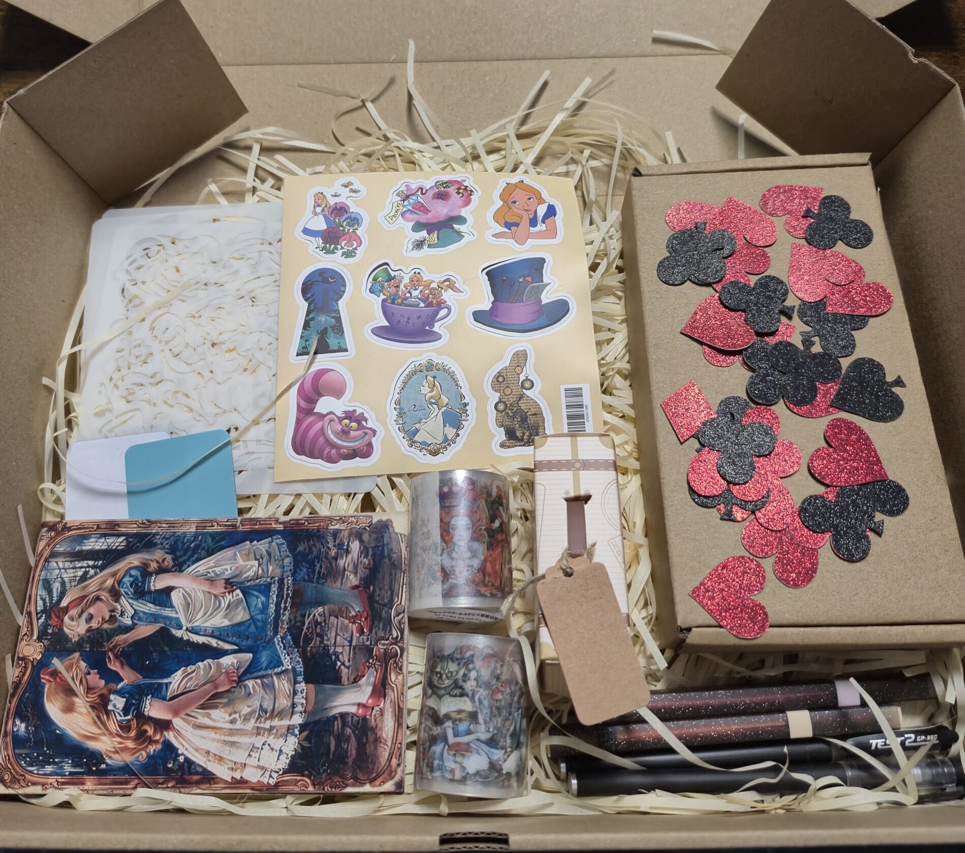 Caja OpoMagic con productos de papelería